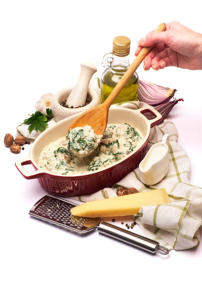 Manos cocinando en una cocina hogareña