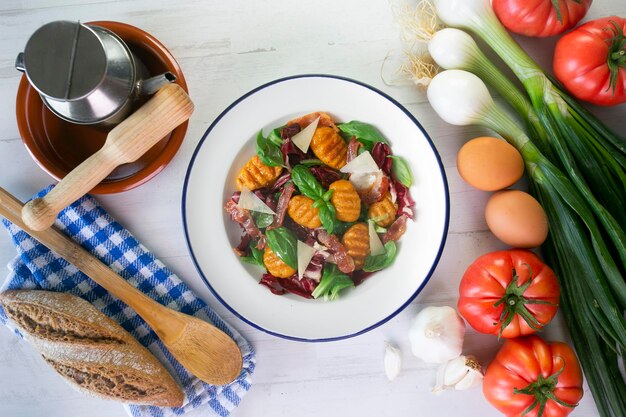 Plato de cocina casera con ingredientes frescos