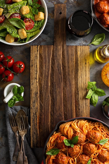 Platos y menú en mesa